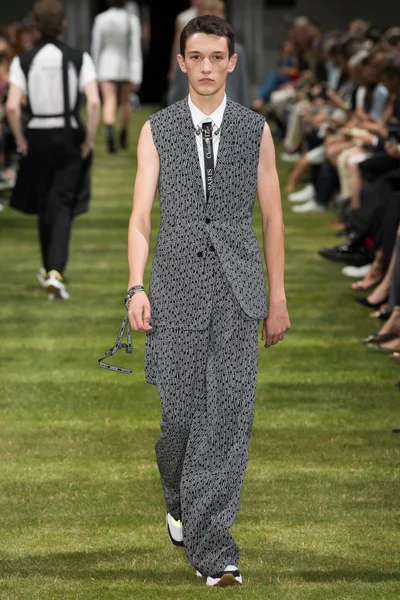 Look 17